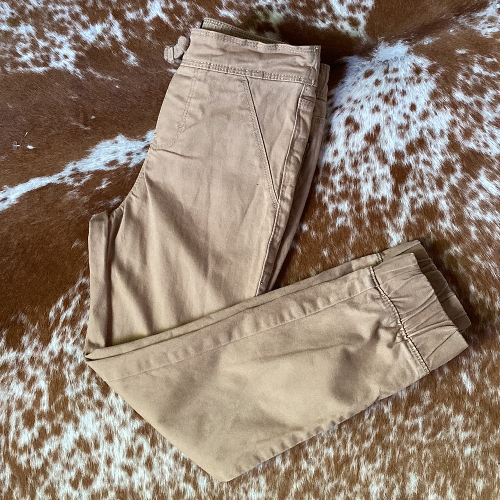 Establashed boy’s tan cargos